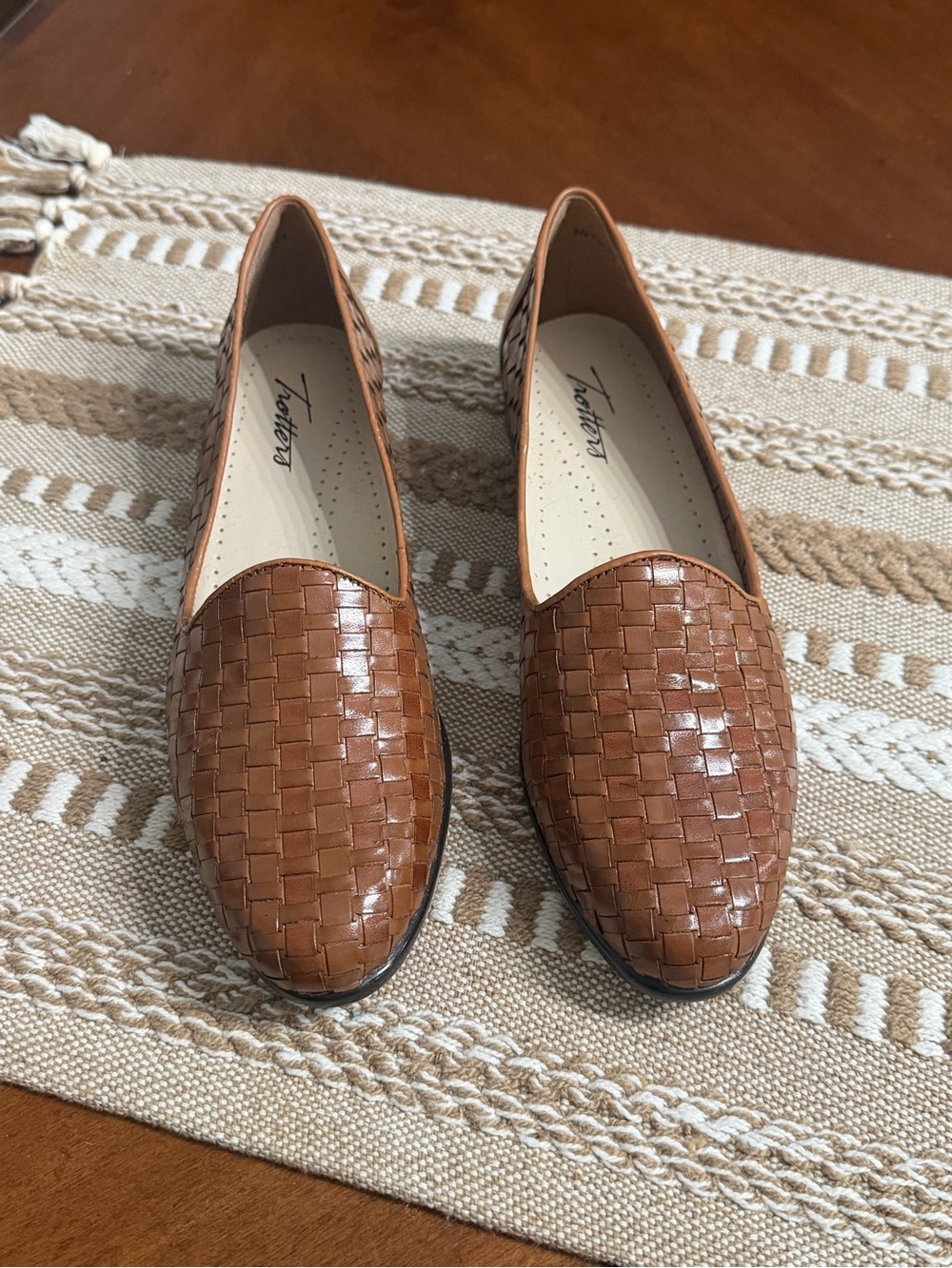 Trotters Cognac Woven Leather Slip-On Flats Size 6